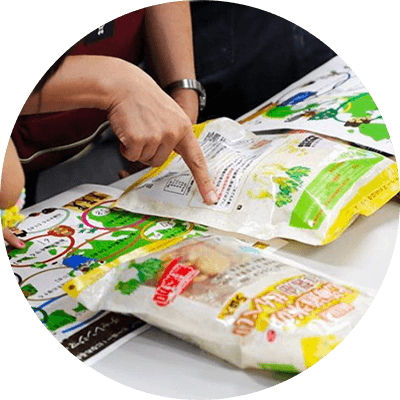 商品のパッケージに指をさしている写真