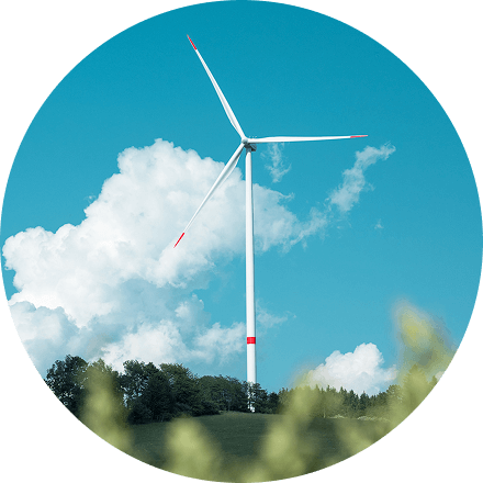 青空に風力発電のタービンが立っている写真