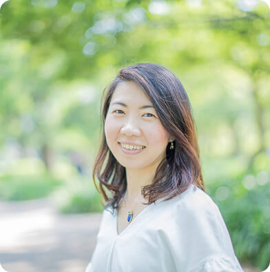 笑顔でこちらを見る女性の写真