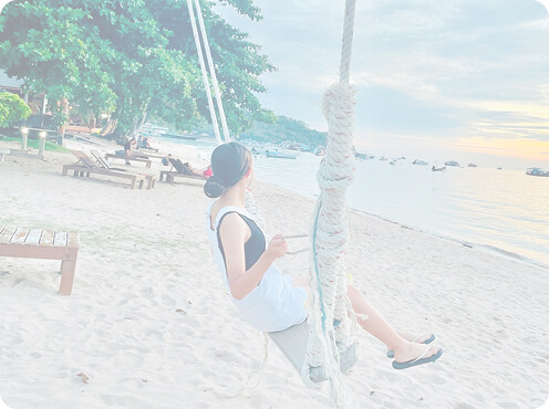 ブラーがかかったブランコに乗る女性の写真