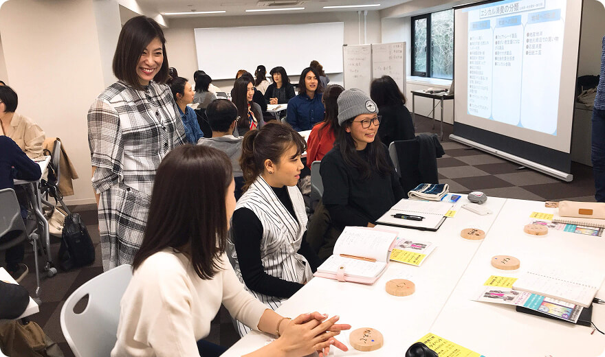 テーブルで何人かでワークをしているような写真