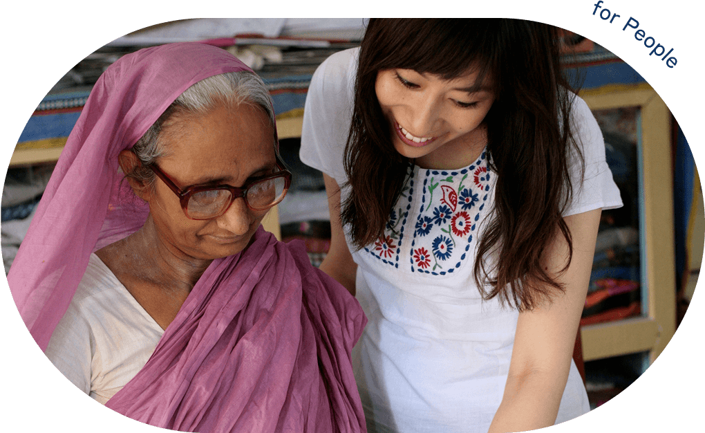 外国の女性に話をする女性の写真