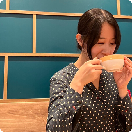 カフェでお茶を飲む女性の写真