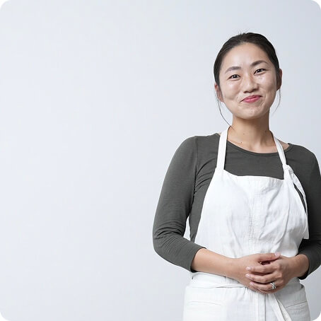 エプロン姿の女性の写真