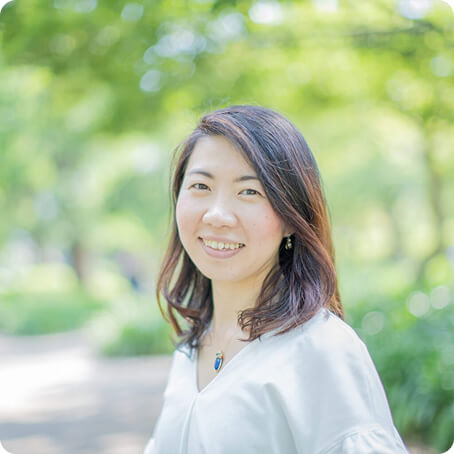 笑顔でこちらを見る女性の写真