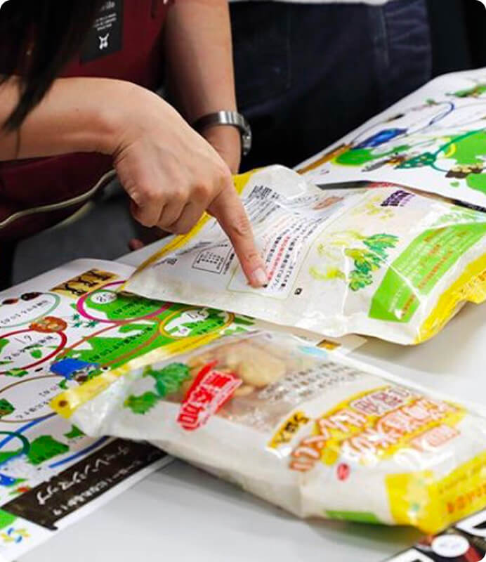 商品のパッケージに指をさしている写真