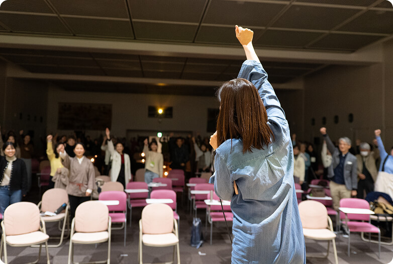 拳を上げる人たちの写真