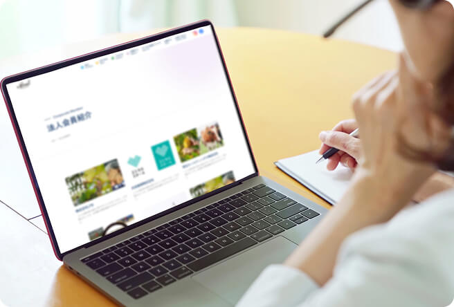 パソコンで法人会員紹介のページを見ている人の写真