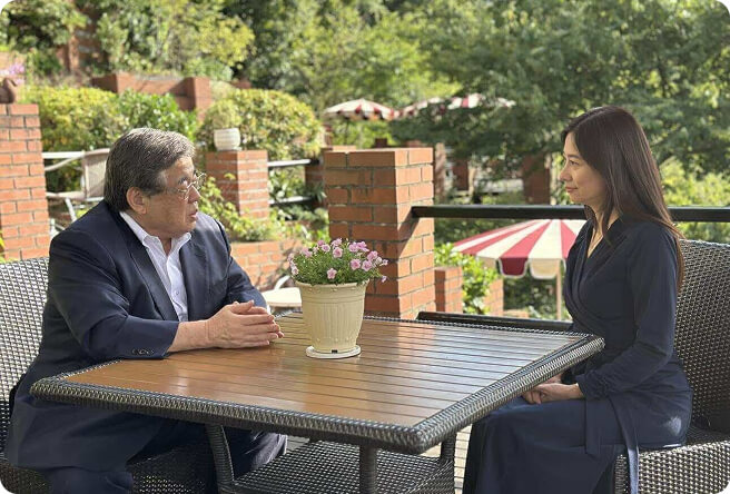 男性と代表が話をしている写真