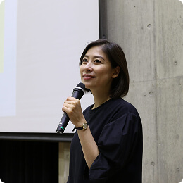 講演で話している代表の写真