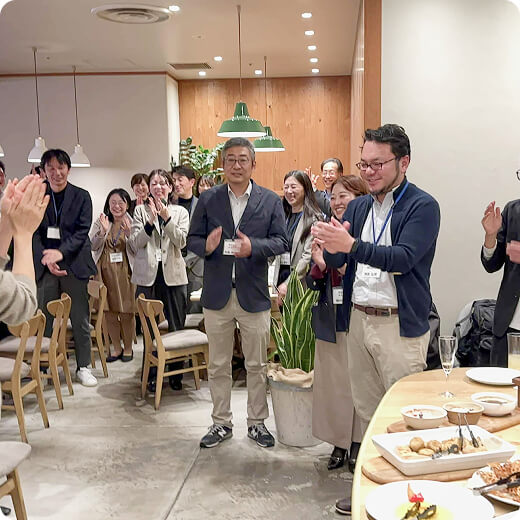 拍手をしている人たちの写真