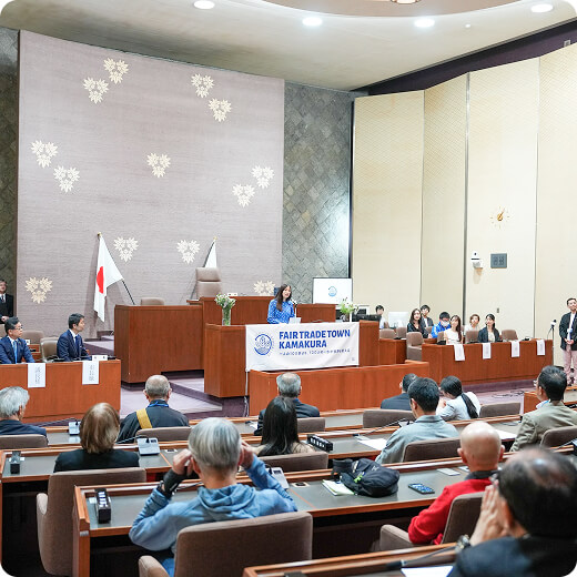海外の人もいるような会場で講演をする代表の写真