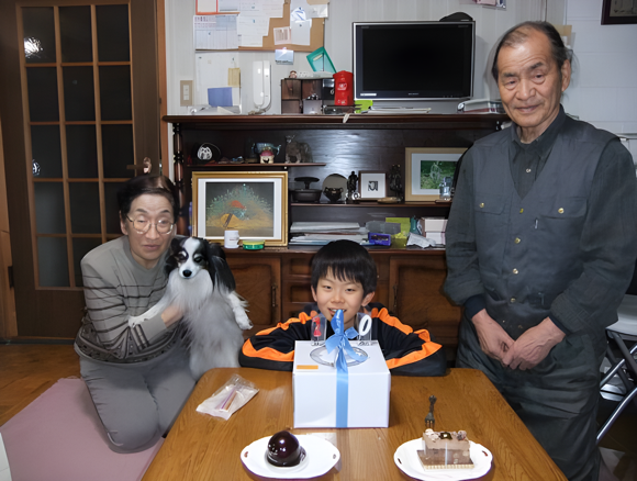（2010年の3月18日、渡辺さんの誕生日を祝う祖父母）